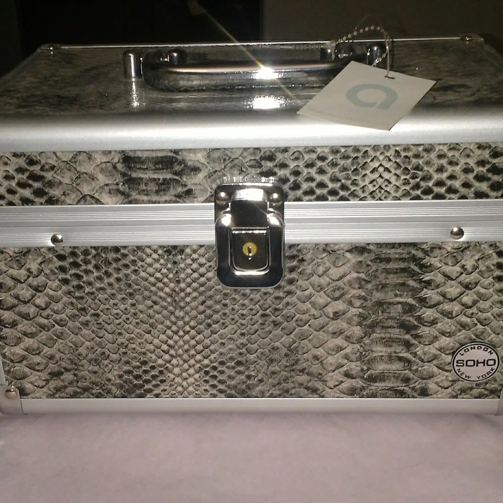 ALLEGE BEAUTY CASE